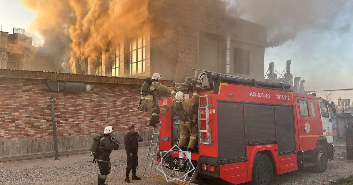 Шымкенттегі екі қабатты кафе өртенді