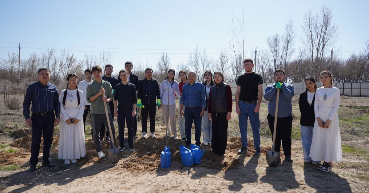 Студенттер ботаникалық бақта ағаш отырғызу дәрісін өткізді