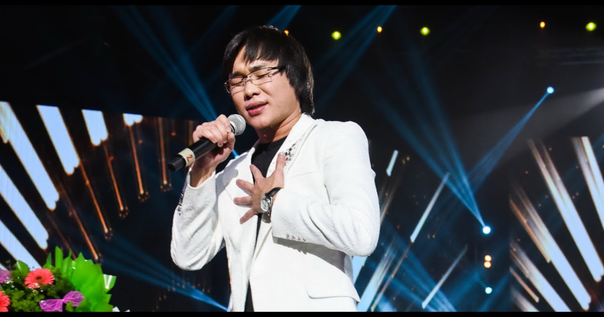 «Сүйгенді сүй, сүймегенге жалынба»: Қайрат Нұртас сахнада көз жасына ерік берді