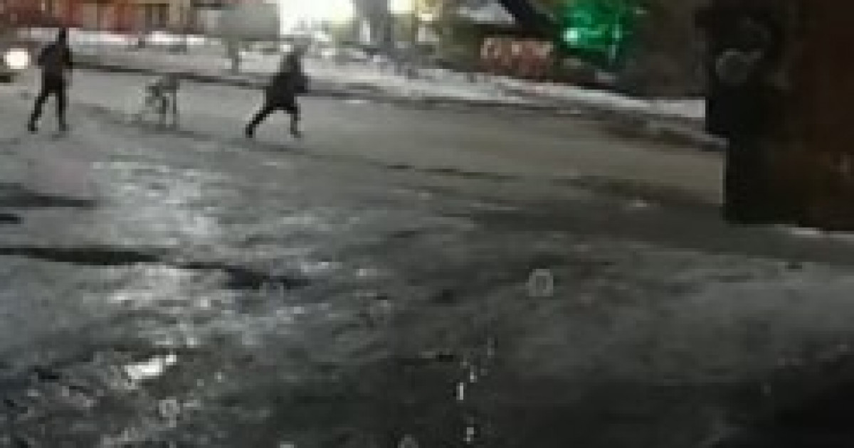 «Тыржалаңаш жігітті мұздың үстімен сүйреді»: елорда көшесінде болған жағдай видеоға түсіп қалды