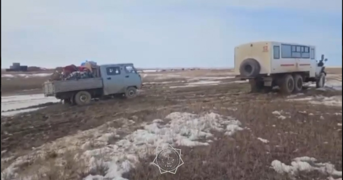 ТЖМ құтқарушылары 6 адам мінген машинаны балшықтан шығарды