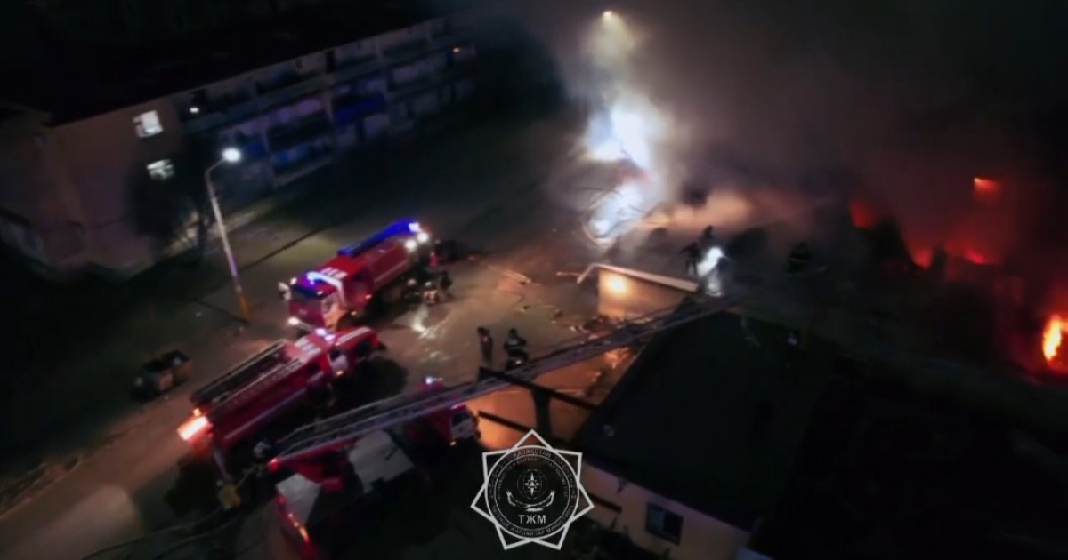 Жаңаөзенде екі қабатты ірі сауда орталығы өртенді (видео)