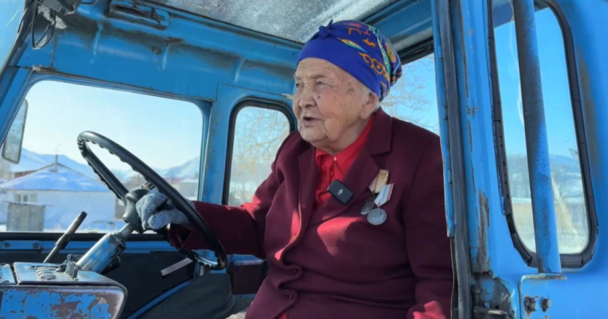 Жасы тоқсанға таяған кейуана трактор тізгіндейді