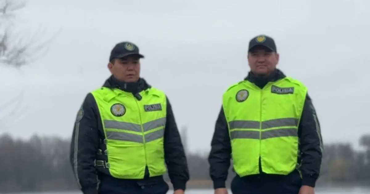 Жетісулық полицейлер суға батып кете жаздаған балықшыларды құтқарды