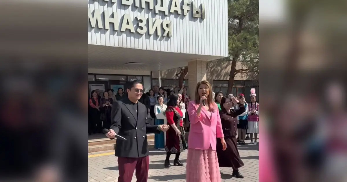 «Жүрегің мен деп соға ма?»: жас әншімен мектептің алдында ән шырқаған Шахизада сынға қалды