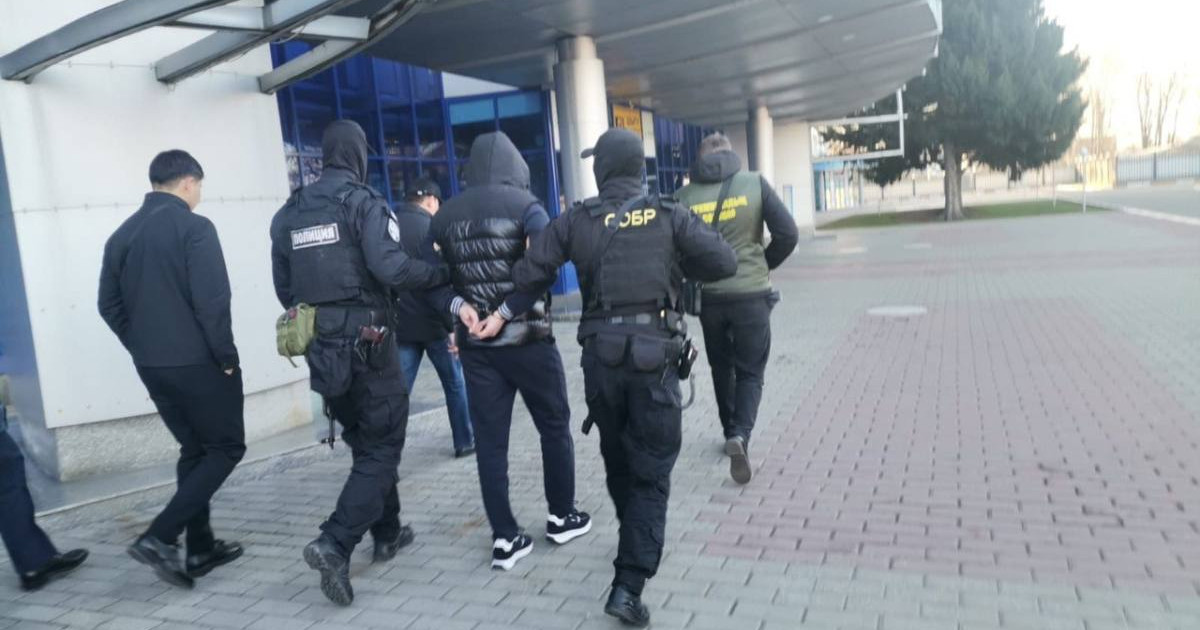 9 жылдан бері іздеуде жүрген қылмыскер Өскемен әуежайында ұсталды (видео)