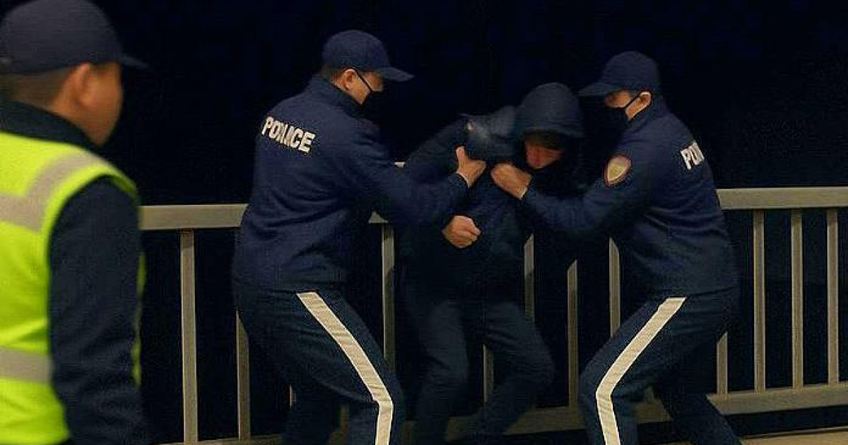 Абай облысында полицейлер көпірден секірмек болған азаматты құтқарды