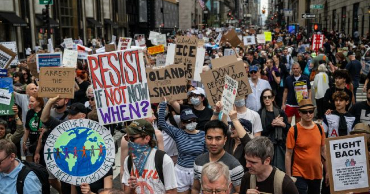 АҚШ-та Трамптың саясатына қарсы жаппай наразылық шеруі өтті