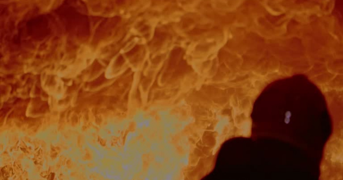 Астанадағы қоймада сақталған жиһаз бен автокөлік бөлшектері отқа оранды