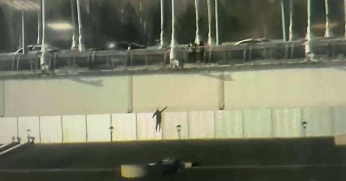 Астаналық полицей көпірден секірген ер адамды құтқарды