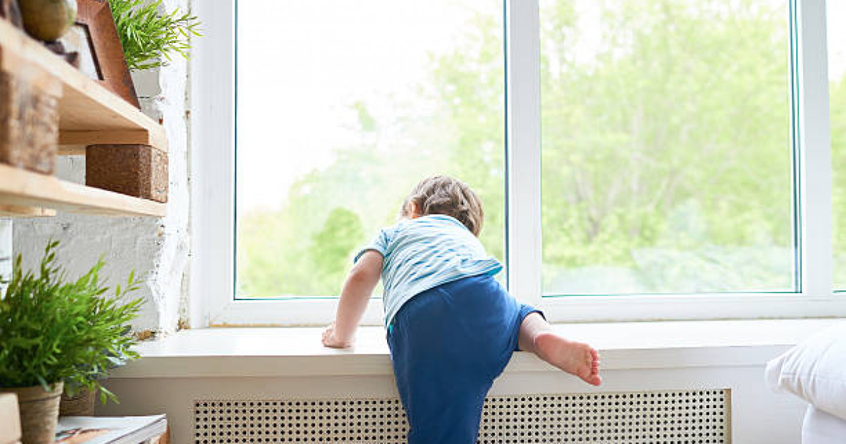 «Балаңыз терезеден құлап кетуі мүмкін» – құтқарушылар