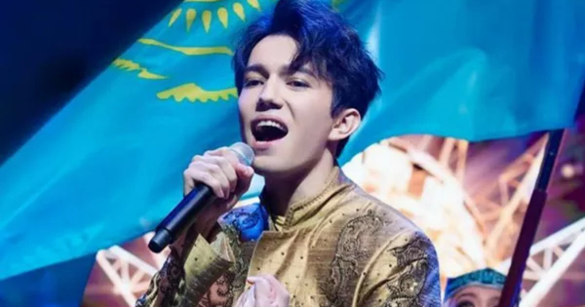 Димаш Құдайберген Ақтаудағы концертте ән шырқайды