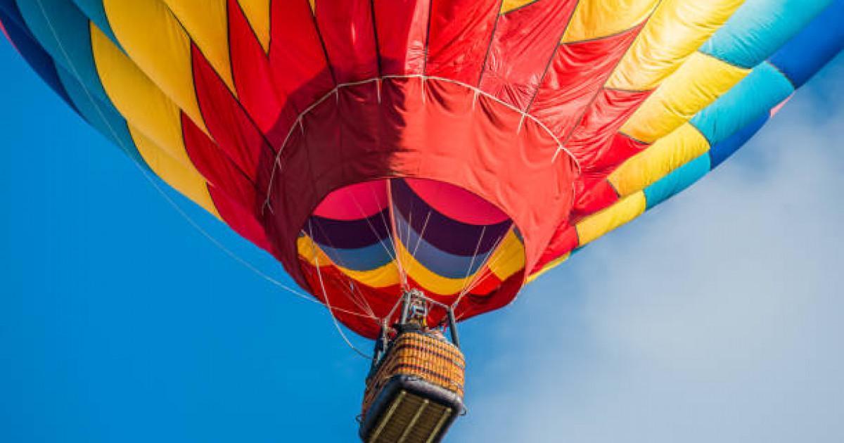 Дубайда туристер мінген әуе шары құлап, екі адам қаза тапты (видео)