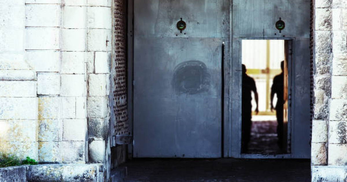 Францияда бірнеше түрмеге шабуыл жасалды: оқ атып, көлікті өртеді