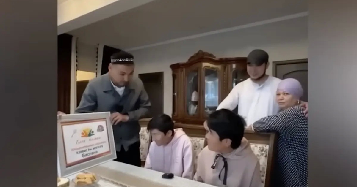 «Халық қомақты ақша жинап берді»: 17 жыл құлдықта болған қыздарға берілуі тиіс үй бөтен адамға сатылып кеткен (видео)