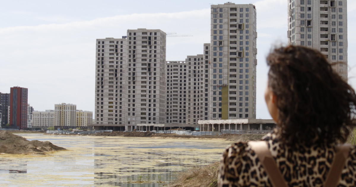 «Қайда салғаны белгісіз»: сарапшы Талдыкөлдің үстіне салынған үйлердің қирауы мүмкін екенін айтты