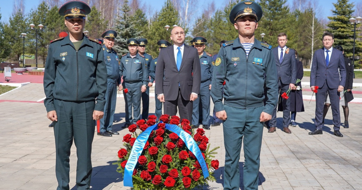Қазақстандық делегация Ржевте қан майданда от кешкен батырлардың рухына тағзым етті