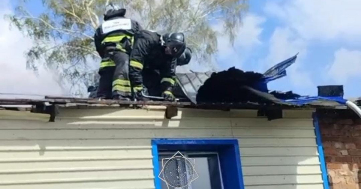 Құтқарушылар өртеніп жатқан үйден 15 адамды эвакуациялады