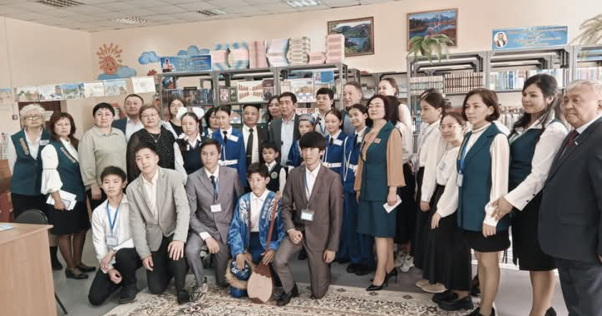 Мәжіліс депутаты Ринат Зайытов ауыл мектебіне кітап сыйлады