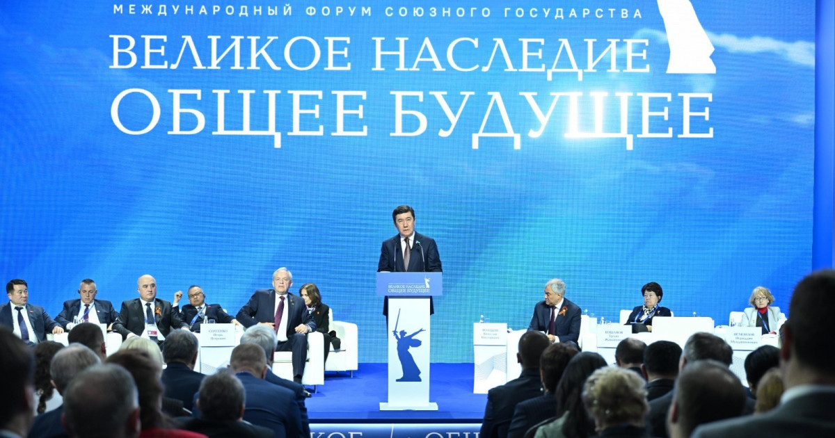 Мәжілісмендер Волгоградтағы Нұркен Әбдіровке арналған ескерткіш тақтаға гүл шоғын қойды