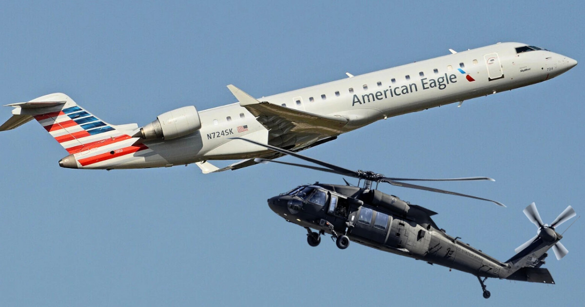 Парламент мүшелері мінген ұшақ астаналық әуежайда соқтығысты