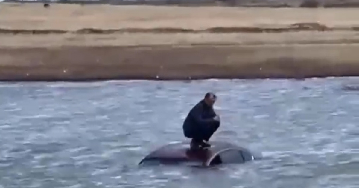 Павлодар облысында ер адам көлігімен бірге суға батып кете жаздады (видео)