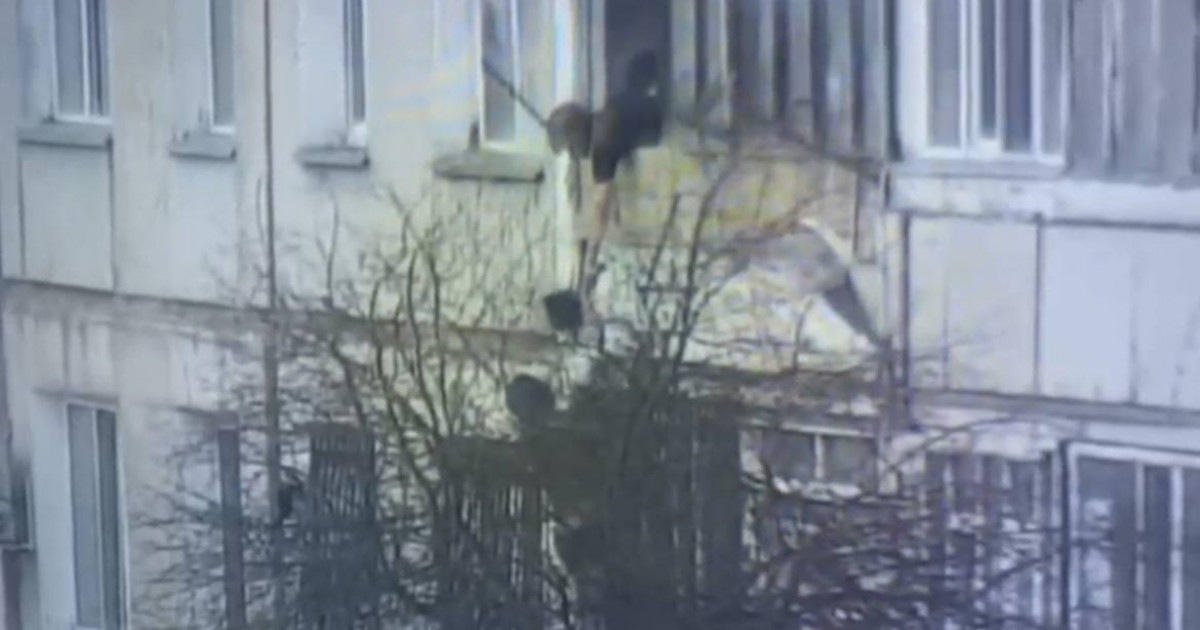 Полицейлер бүтін бір отбасын жанып жатқан пәтерден құтқарды