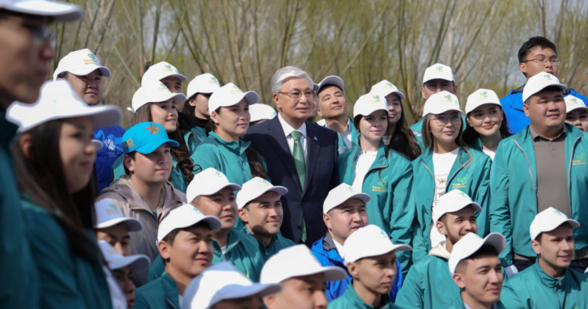 Президент «Жастар» саябағында ағаш екті