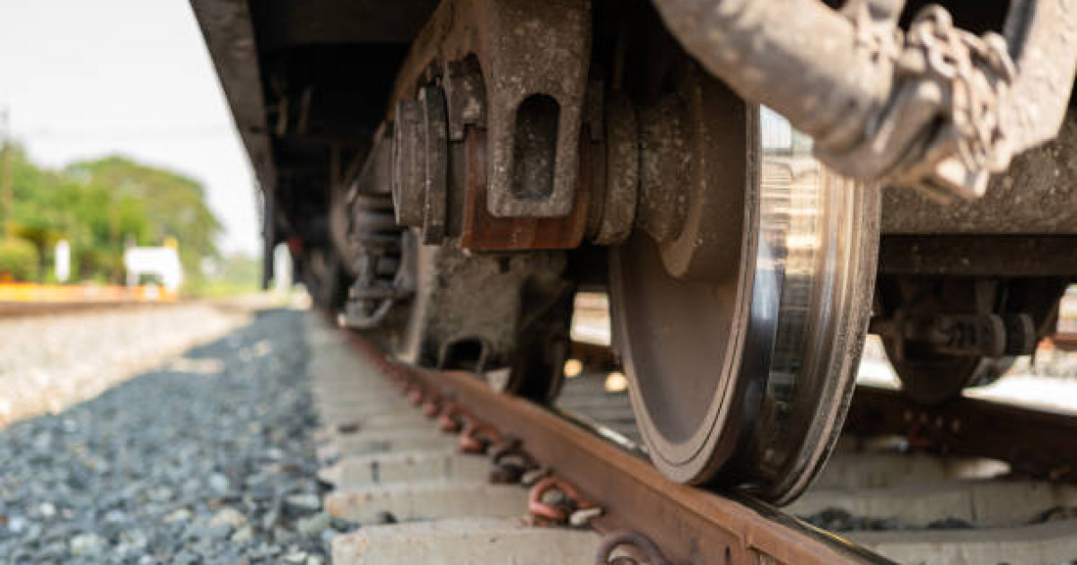 Семейде вагондардың арасынан өтпек болған әйелді пойыз басып кетті