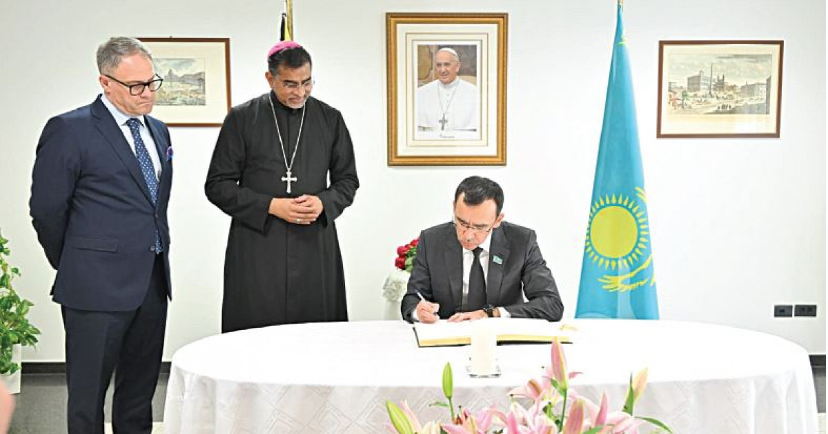 Сенат Төрағасы көңіл айту кітабына жазба қалдырды