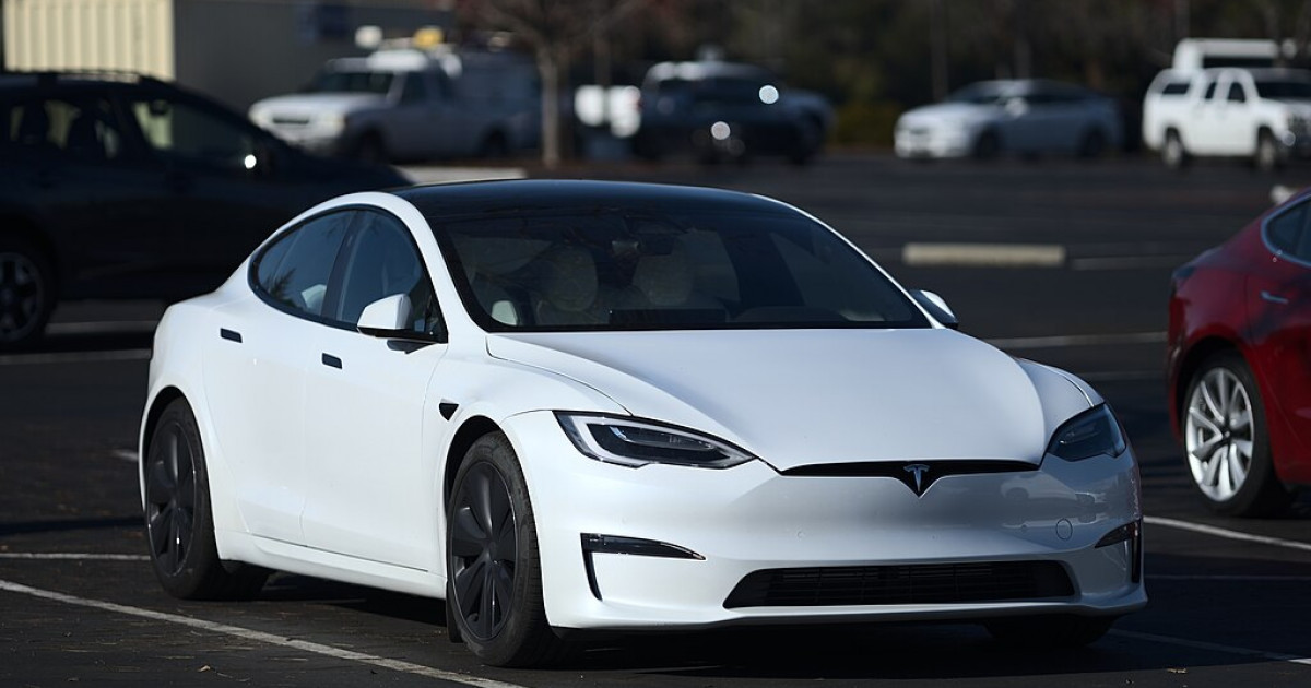 Tesla көліктері өтпей жатыр