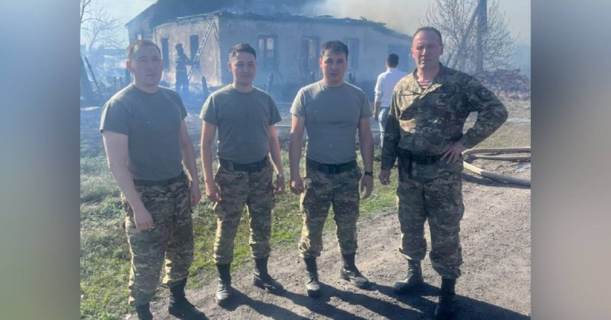 Ұландықтар өртеніп жатқан үйден балаларды құтқарды