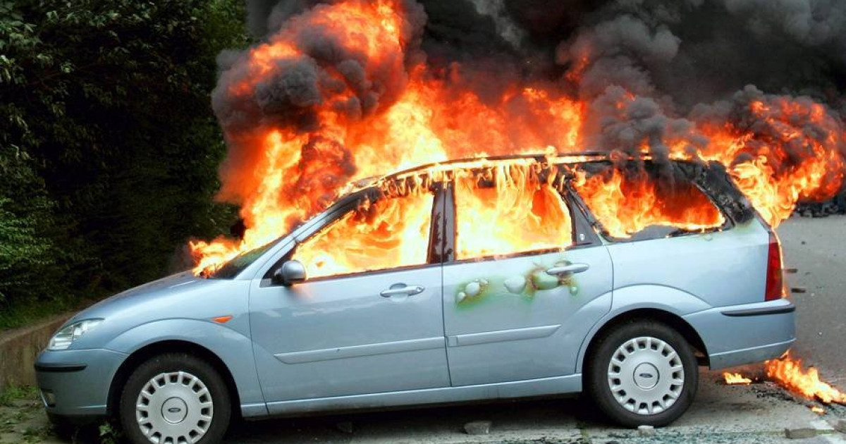 Жанып жатқан көліктен адамдарды алып шыққан азамат марапатталды