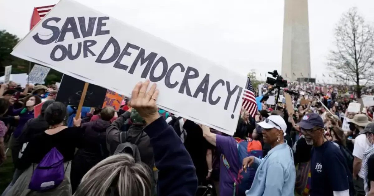 Жүздеген мың адам Трамптың саясатына қарсы шықты