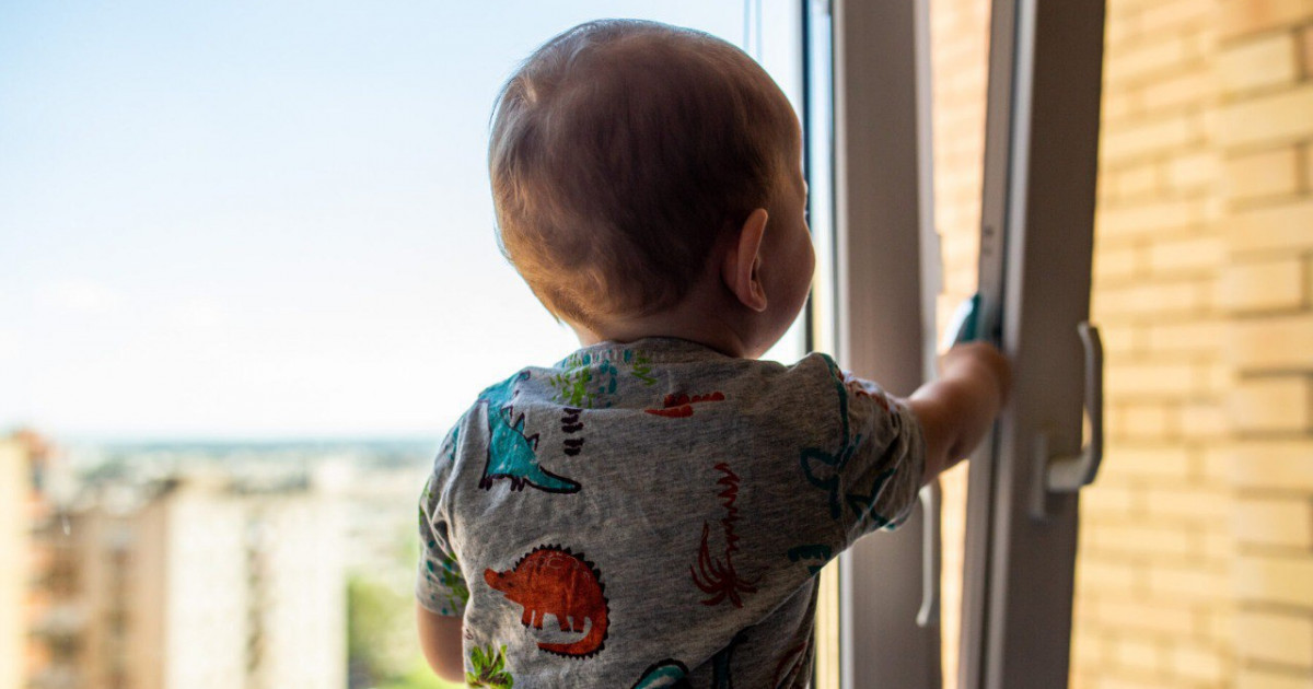 Абай болыңыз: ашық терезе – баланың өміріне қауіп төндіреді!