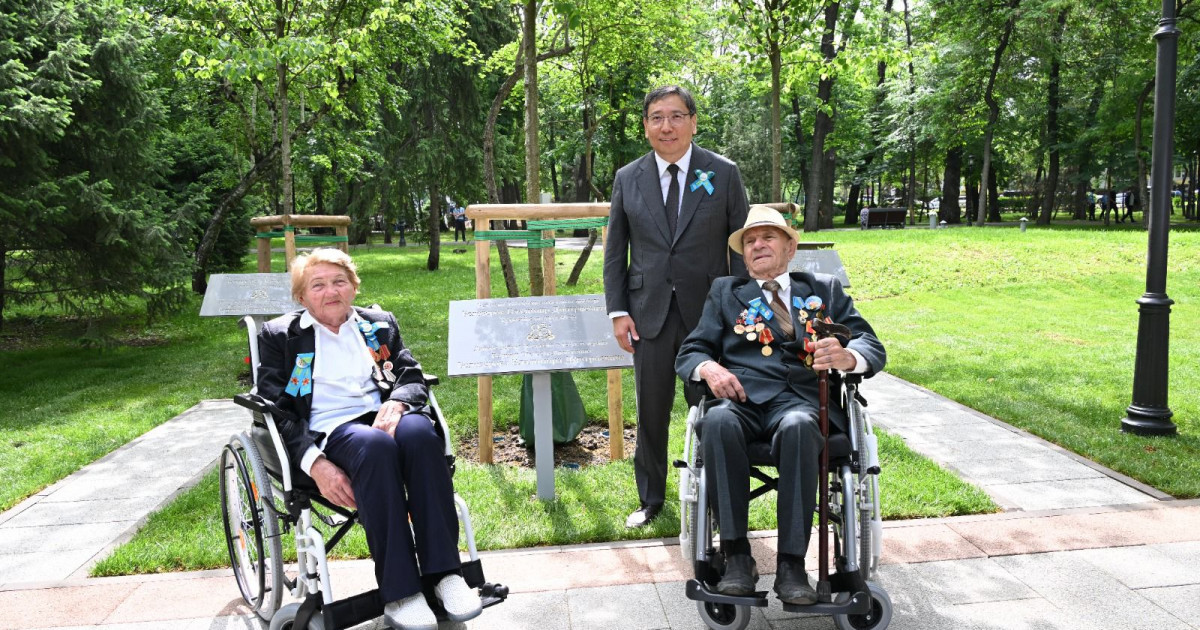Алматы әкімі Ерболат Досаев Мәңгілік алауға гүл шоқтарын қою рәсіміне қатысты