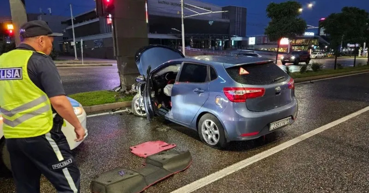 Алматыда көлік апаты: екі қыз зардап шекті