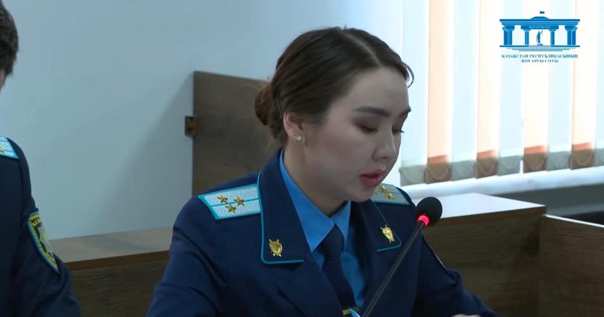 «Абзал қолындағы пышағымен арқа жағынан сұғып жатқанын көрдім»: мемлекеттік айыптаушы Нұрбековадан алынған жауапты оқыды