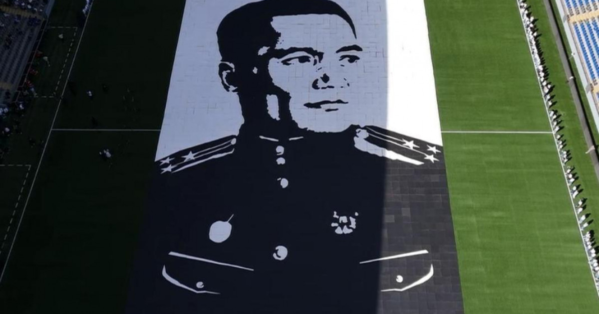 Астанада 600-ден астам оқушы Бауыржан Момышұлының алып портретін жасады