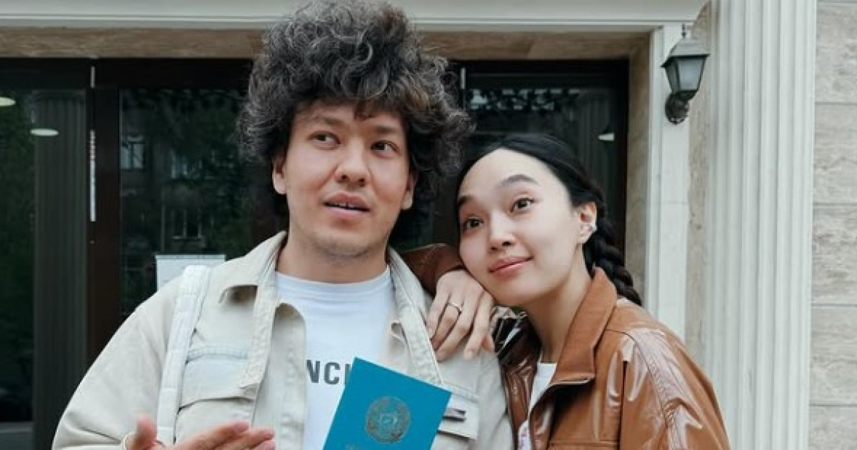 Айжұлдыз Адайбекова күйеуі берген бағалы сыйлықты көрсетті