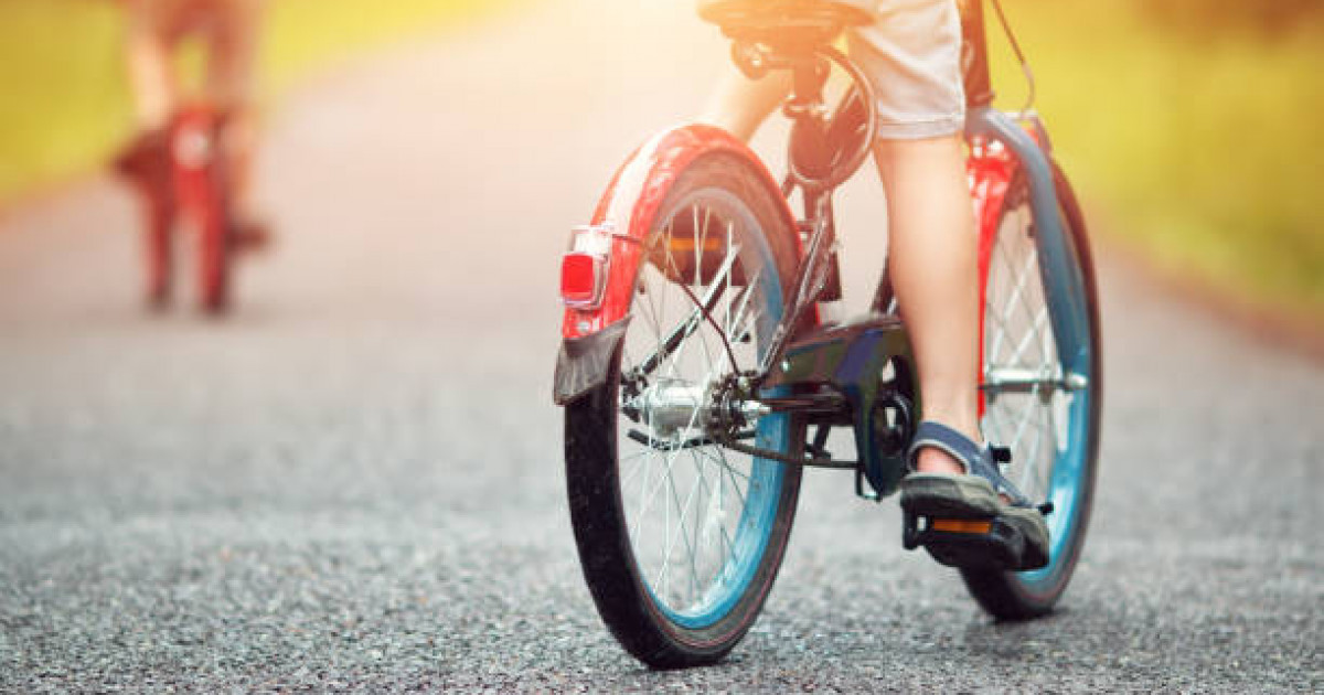 Екібастұзда велосипед теуіп жүрген баланы көлік қағып кетті