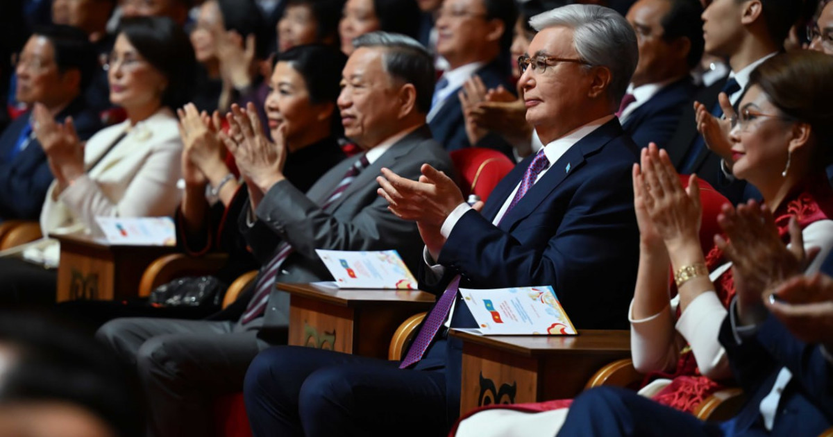 Қасым-Жомарт Тоқаев пен То Лам Қазақстандағы Вьетнам мәдениеті күндері аясында ұйымдастырылған концертті тамашалады