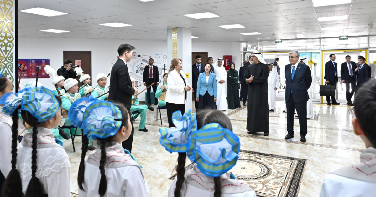 Президент пен Абу Дабидің Тақ мұрагері шейх Халиф бен Заид Әл Нахаян атындағы мектепке барды