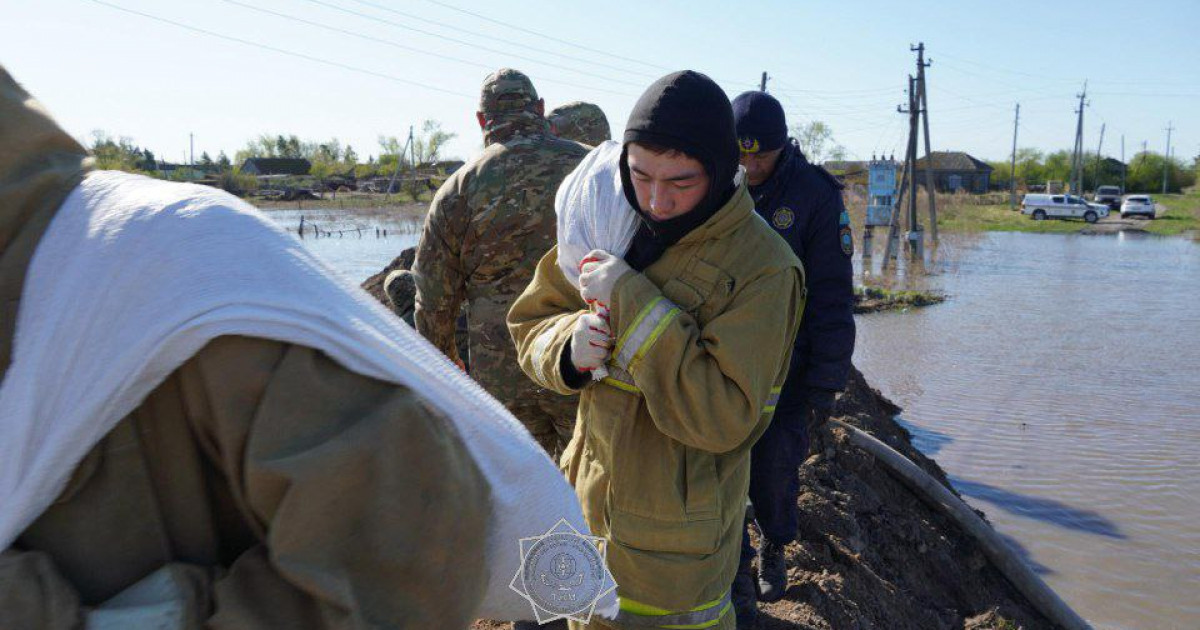 Құтқарушылар бір ауылды тасқын судан қорғап қалды