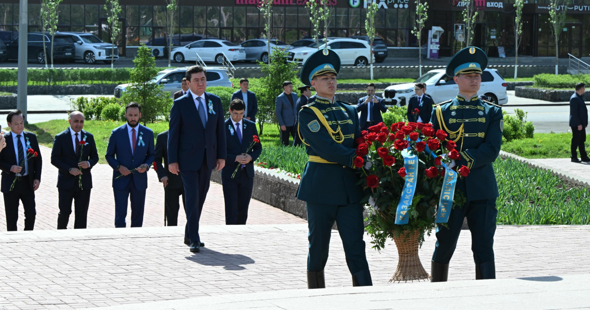 Мәжіліс Төрағасы Ерлан Қошанов Бауыржан Момышұлының ескерткішіне гүл шоғын қойды