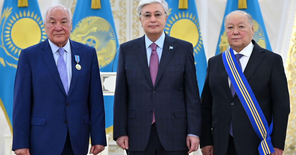 Мемлекеттік наградалар тапсырды