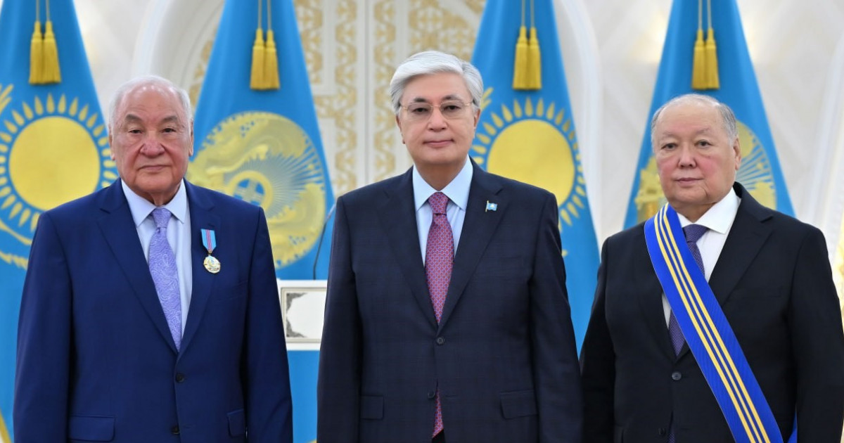 Президент мемлекеттік награданы табыстады