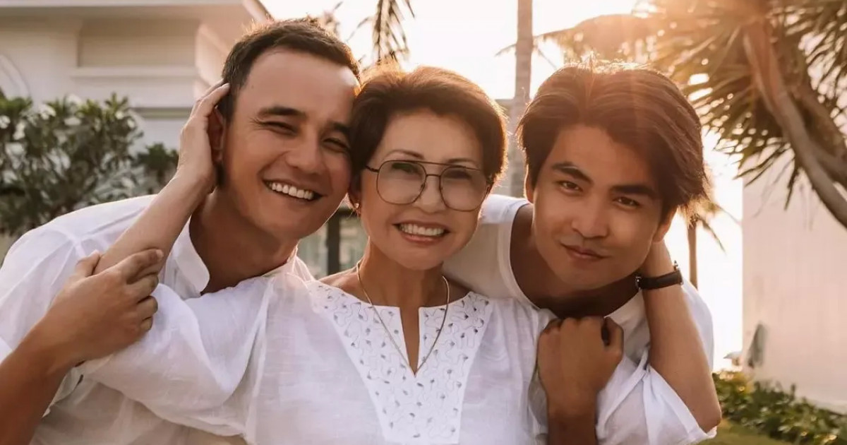 Роза Рымбаева сүйінші жаңалығын жеткізді