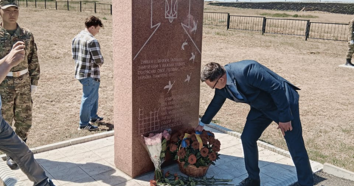 Дипломатиялық миссия өкілдері саяси қуғын-сүргін және ашаршылық құрбандарына арналған митинг-реквиемге қатысты