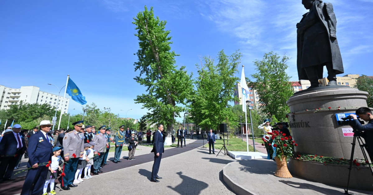 Сенат Төрағасы Жеңіс күніне орай Мәншүк Мәметованың ескерткішіне гүл шоғын қойды